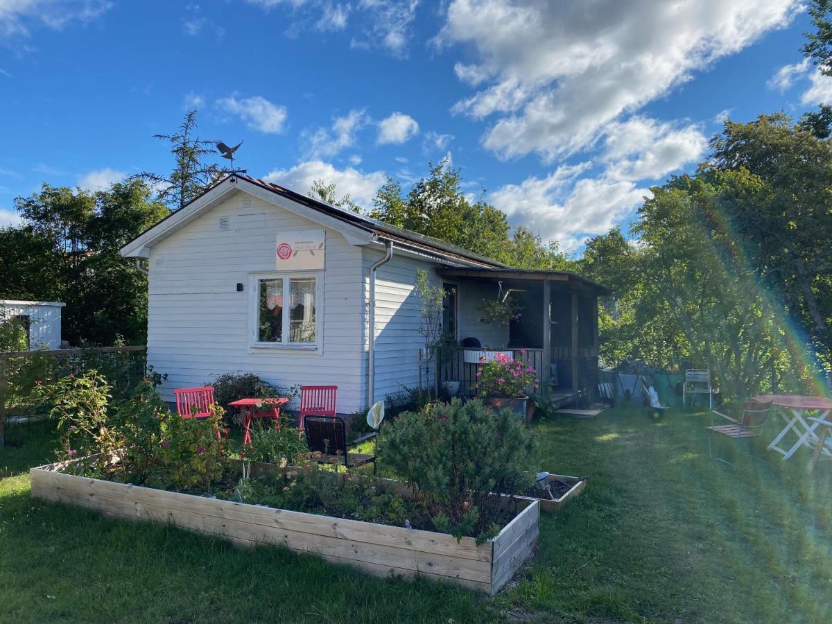 Stuga Centrala Faerjestaden Med Gangavstand Till Det Mesta Exterior photo